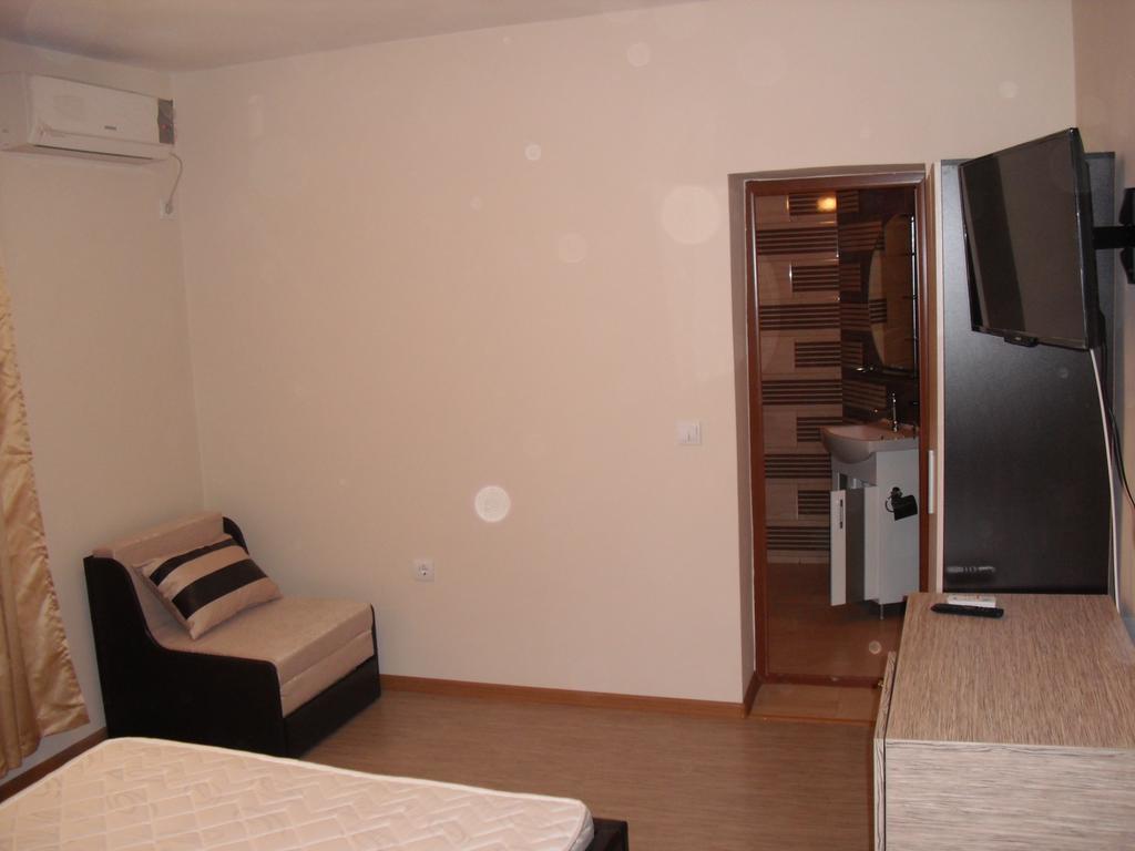Family Hotel Malibu Chernomorets Exterior photo